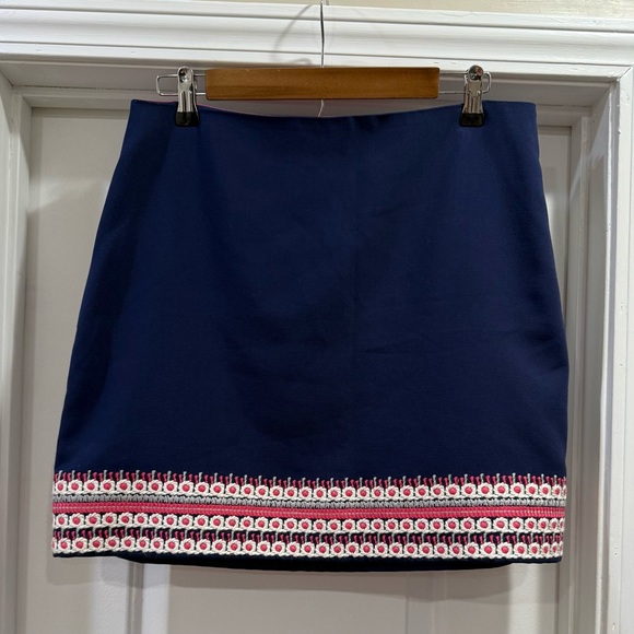 Vineyard Vines Dresses & Skirts - Vineyard Vines 🐳 Navy Blue Embroidered Skirt Size 8
